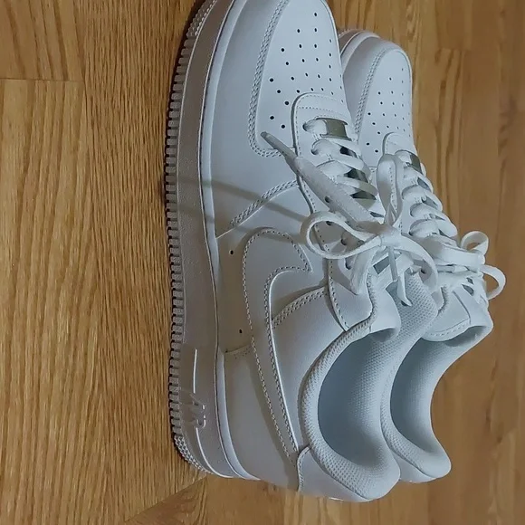 Nike Air Force 1 Size 9 - Picture 3 of 5